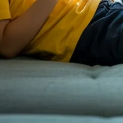 아이 스마트폰 중독 이미지