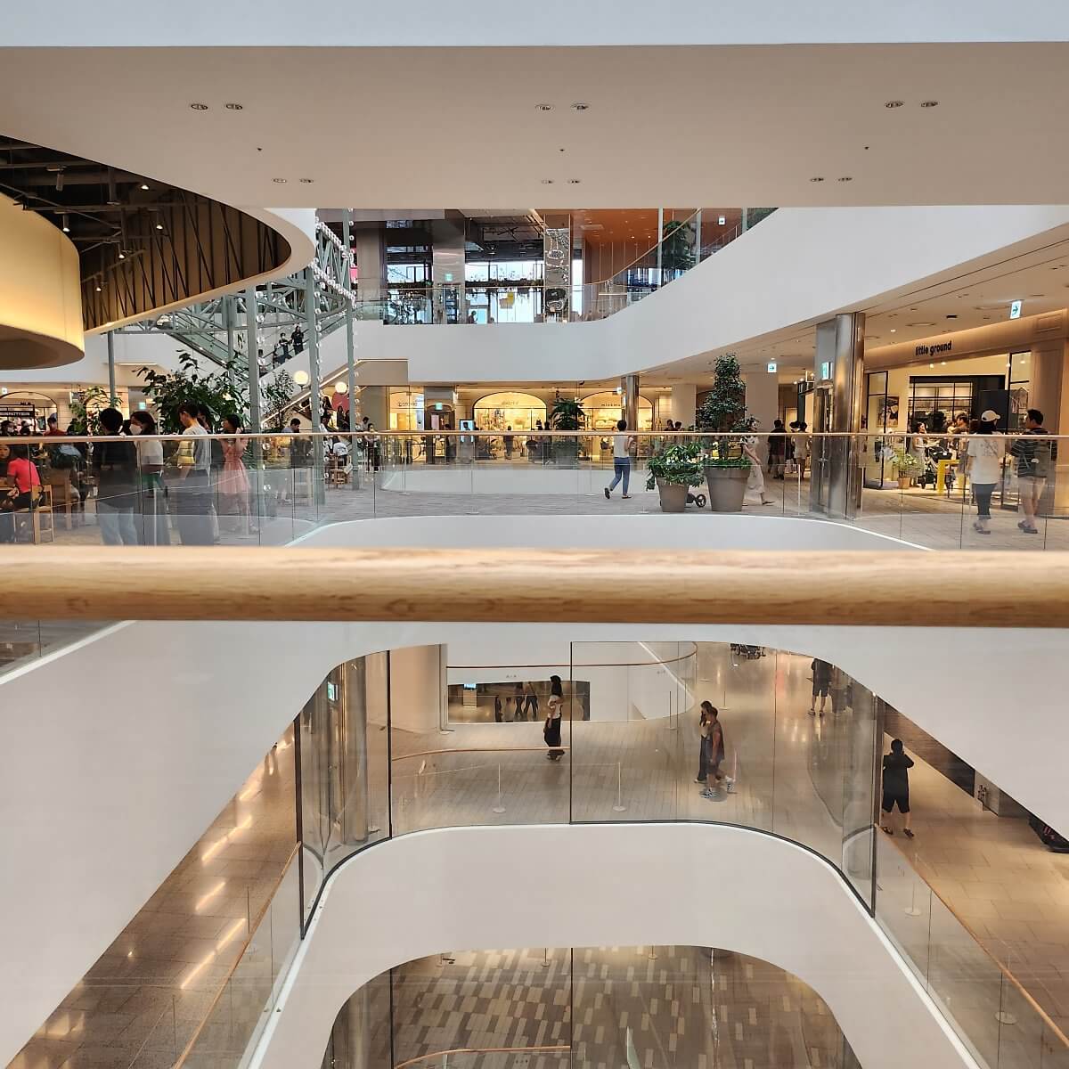 층마다 다양한 브랜드 입점-더현대서울 출저