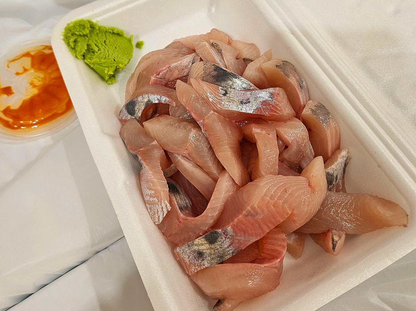 축제장에서 먹거리를 포장해 먹는 사진