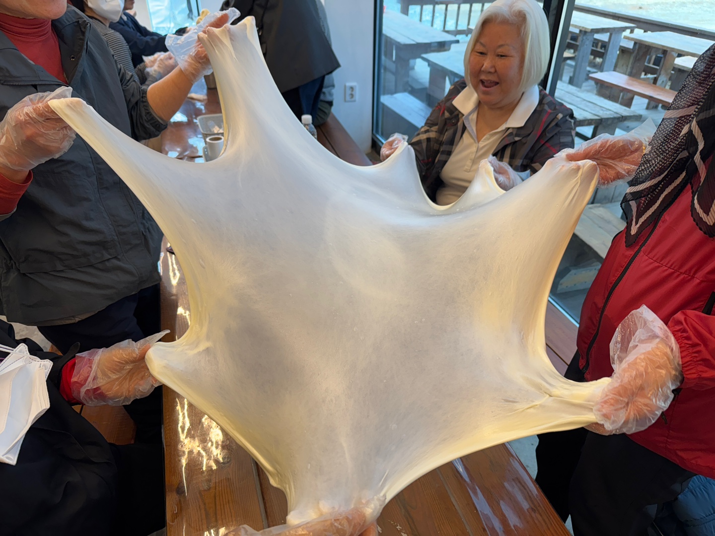 치즈를 넓게 늘려보고 있는 모습