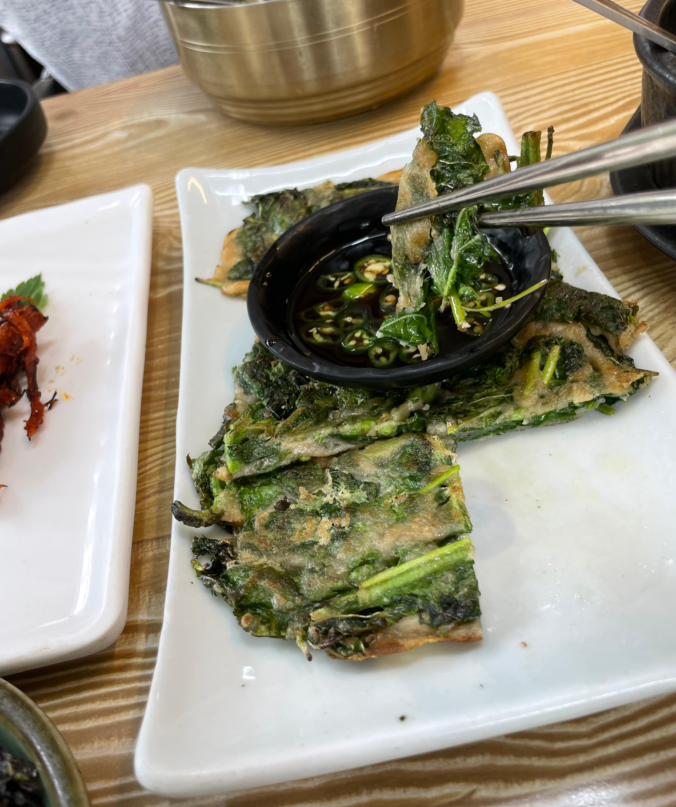 산채전은 묽은 도토리 가루 반죽에 넉넉히 넣은 어린 깻잎순과 취나물, 부추가 구워져서 향긋하고 고소했어요