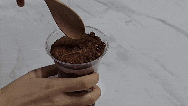 마롱 티라미수 한 숟갈 뜨는 모습