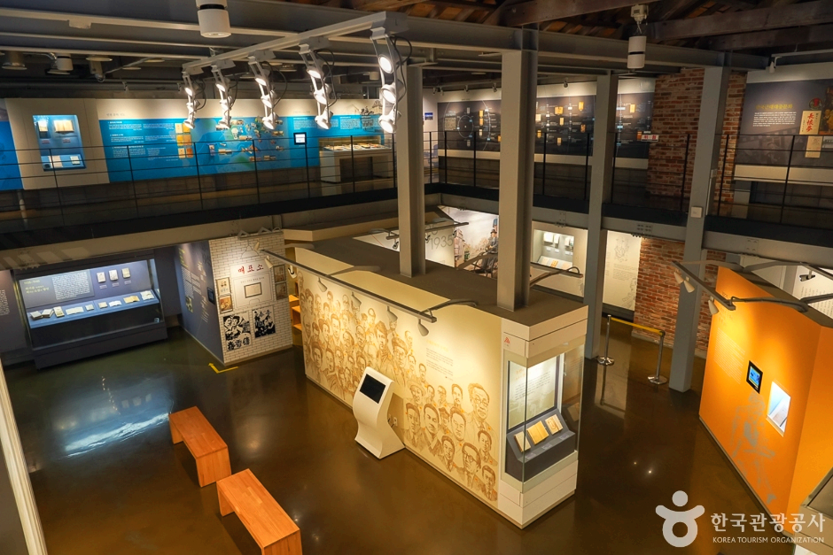 전시관 내부 에 각종 전시물이 걸려있다.