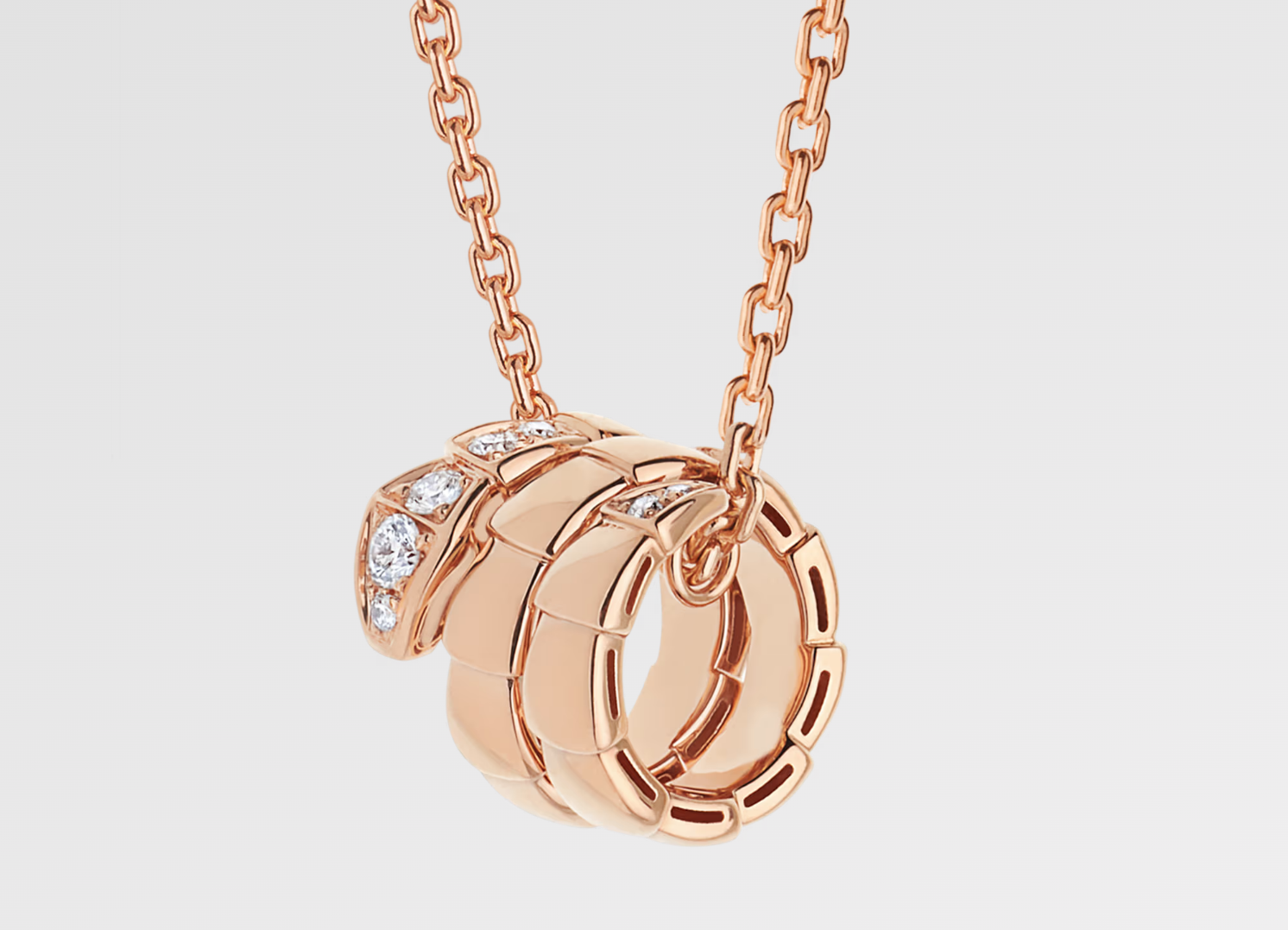 세르펜티 바이퍼 펜던트 네크리스. 18kt 로즈 골드 소재에 다이아몬드가 파베 세팅된 헤드 앤 테일