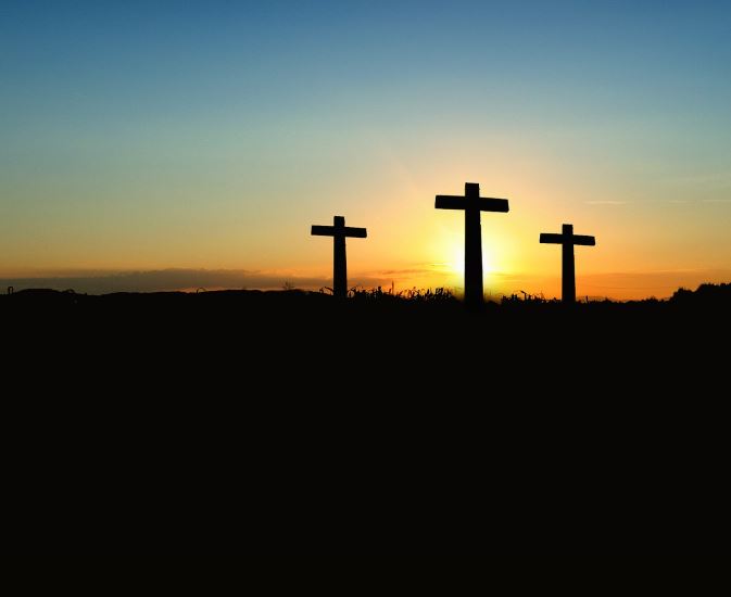 골고다 언덕의 십자가는 예수님이 인류의 죄를 위해 죽으심을 상징적으로 보여준다. 예수님은 장사한 지 사흘만에 부활하셨다.