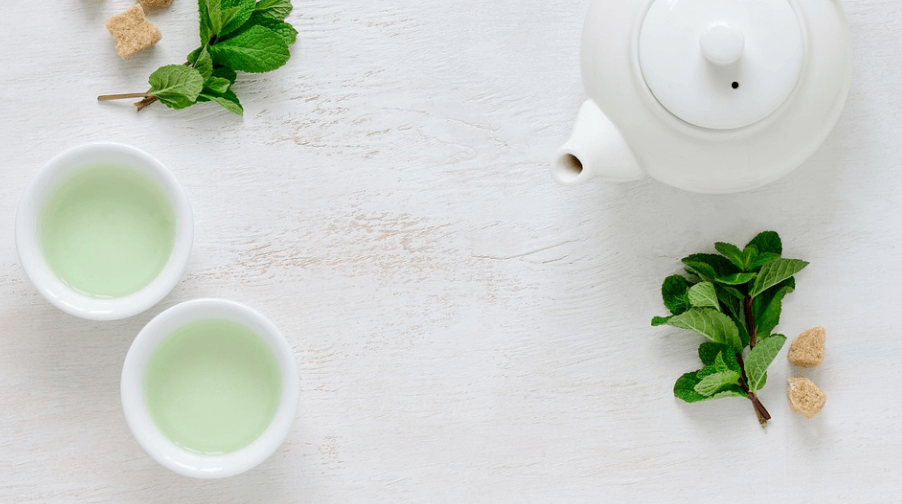 녹차 두 잔이 놓여 있다 