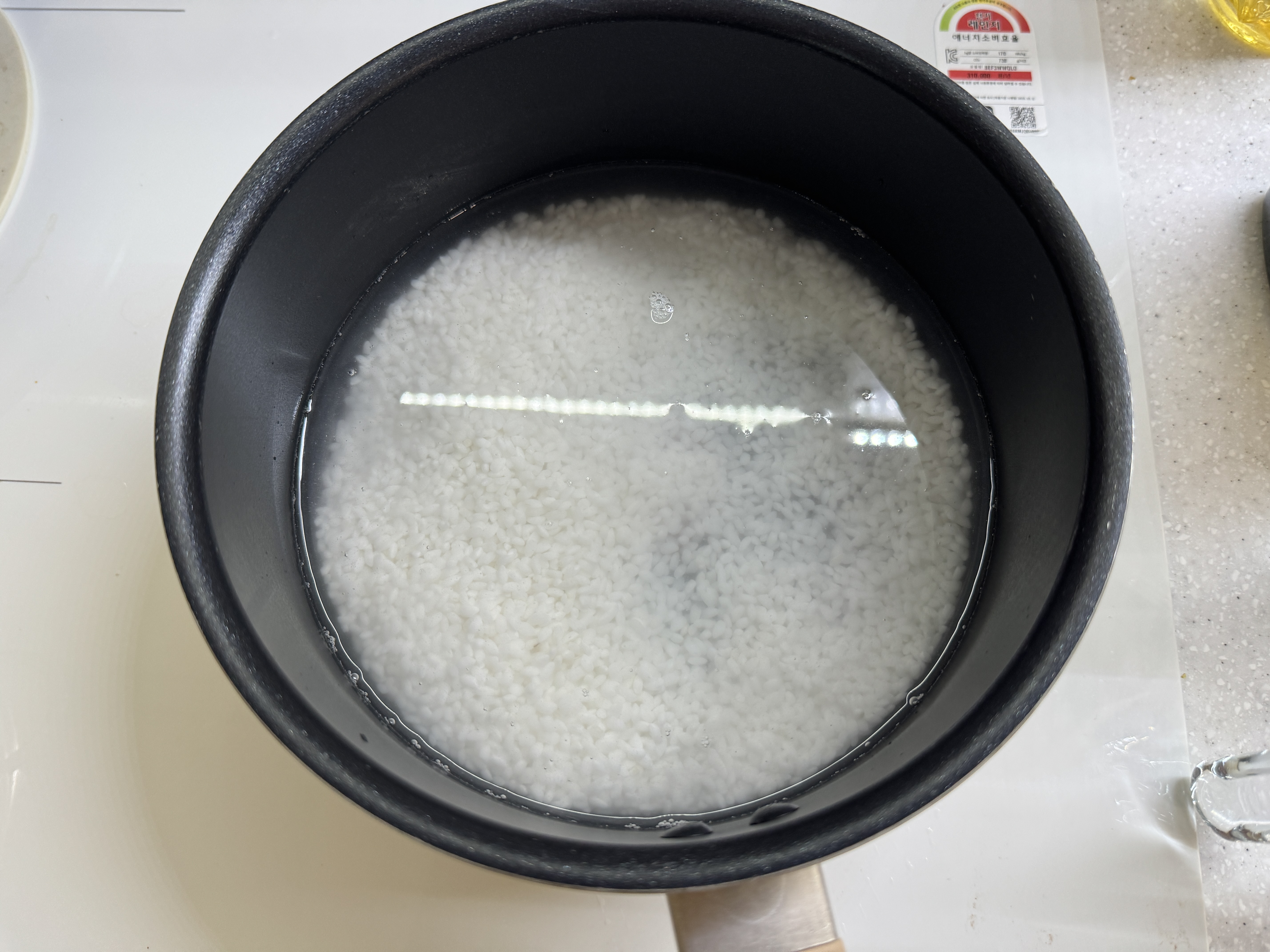 냄비에 불린 쌀을 넣고 끓이는 사진