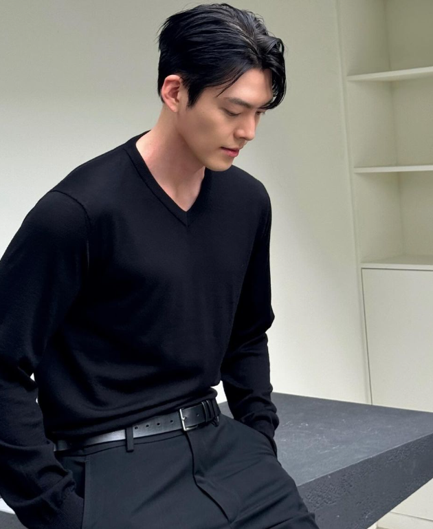 김우빈 프로필 작품활동 연애 신민아 결혼 투병 결별 드라마 영화 넥플릭스