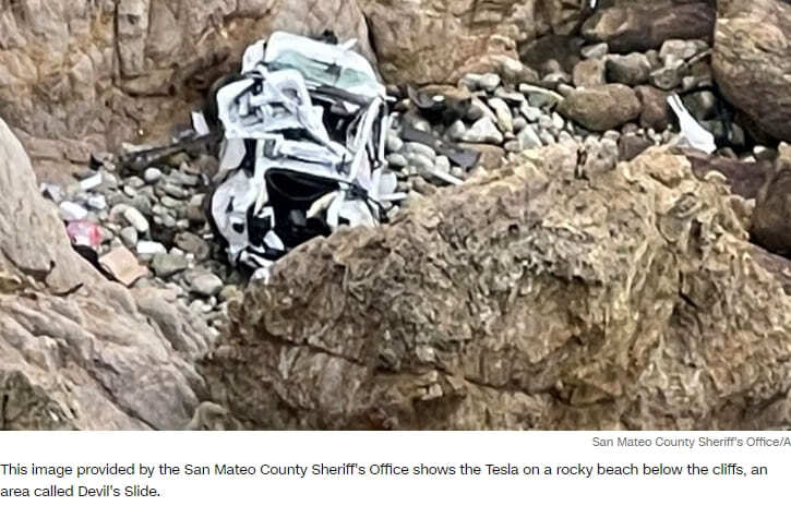 절벽 90m에서 추락한 테슬라...4명 모두 기적적 생존...그러나 VIDEO: Tesla plunges 250 ft. off cliff in CA, 4 passengers injured