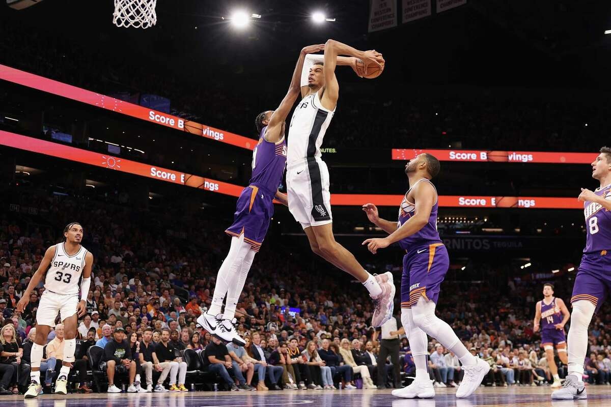 victor-wembanyama-two-hands-slam
