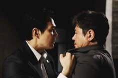 두-남성이-멱살을-잡고-심각한-표정으로-싸우는-모습