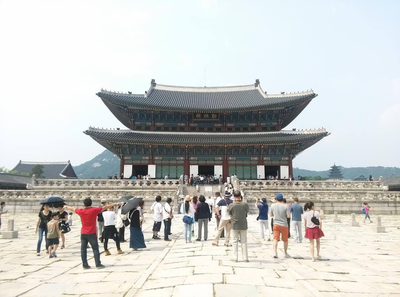 경복궁 근정전 앞 관광객들