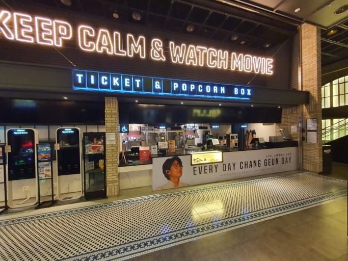 영화관 로비 사진