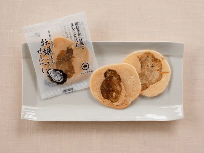 ‘굴 통째로 센베이’ 8개입 637.20엔, 12개입 950.40엔