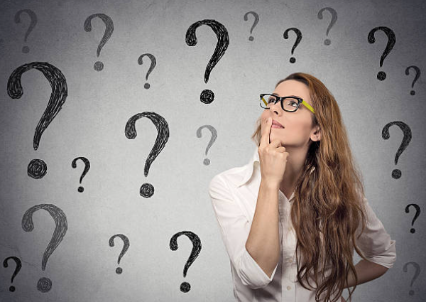 행복한 질문을 상상하는 여성의 모습 사진