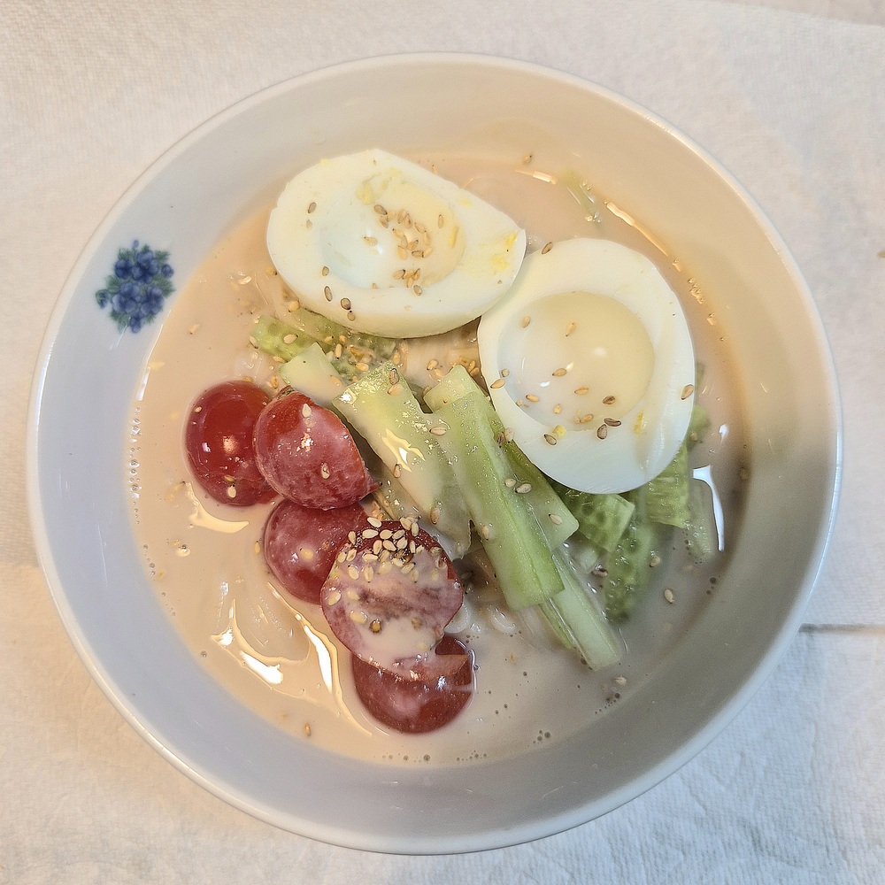 오이와 방울토마토 달걀 흰자를 올린 콩국수 한 그릇