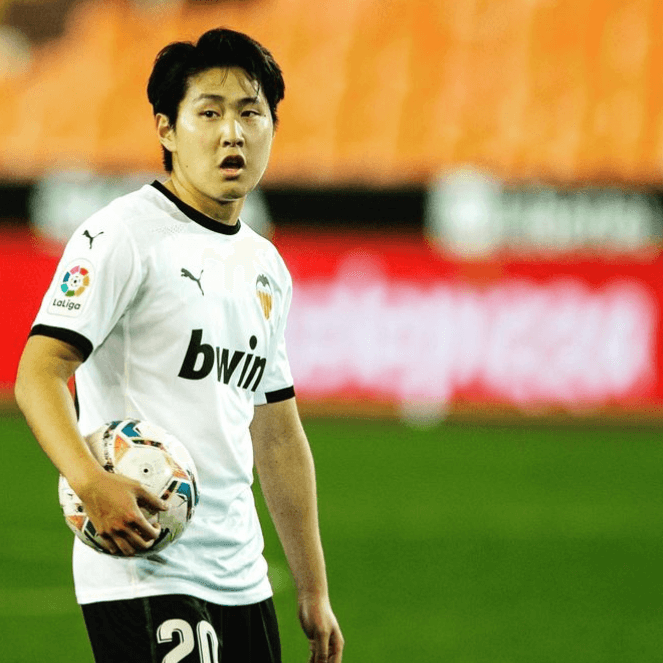 이강인의 드리블전 주변을 살피는 모습