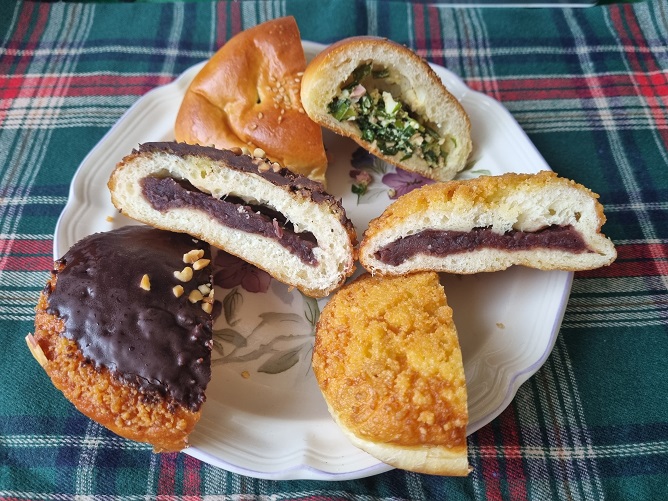 성심당 판타롱 부추빵, 초코튀소, 튀김소보루 (자른 단면)