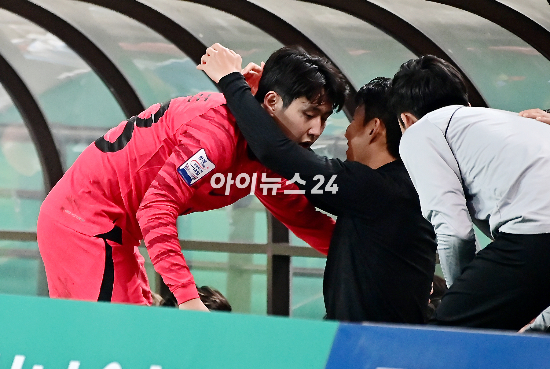 위르겐 클린스만 감독이 이끄는 한국 축구대표팀은 13일 서울월드컵경기장에서 열린 튀니지와 평가전에서 4-0 완승을 거뒀다. 손흥민이 팬들에게 인사를 하고 있다. [사진=곽영래 기자]