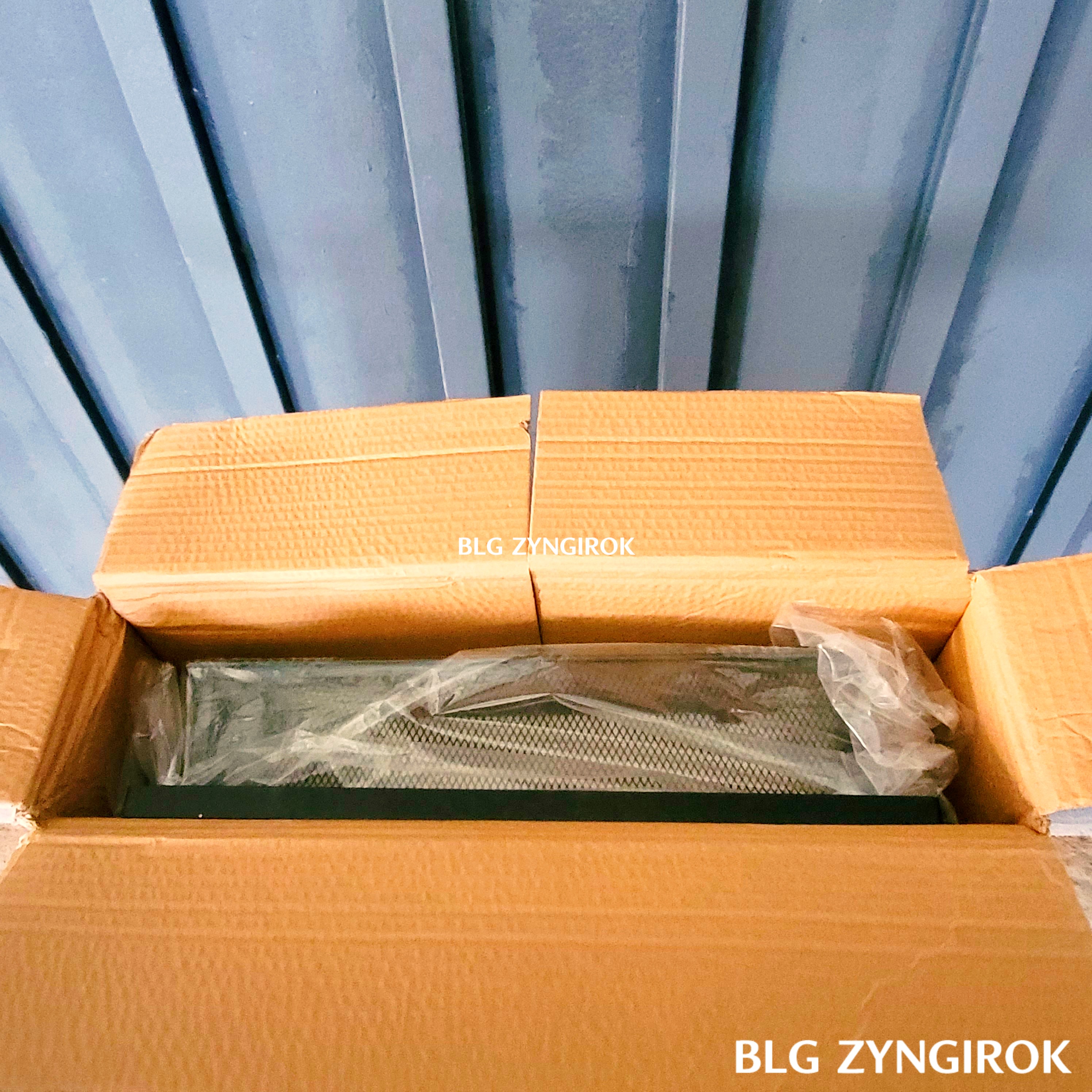 상자-뚜겅을-연-모습이다.-내부에-비닐에-싸여있는-제품이-들어있다.