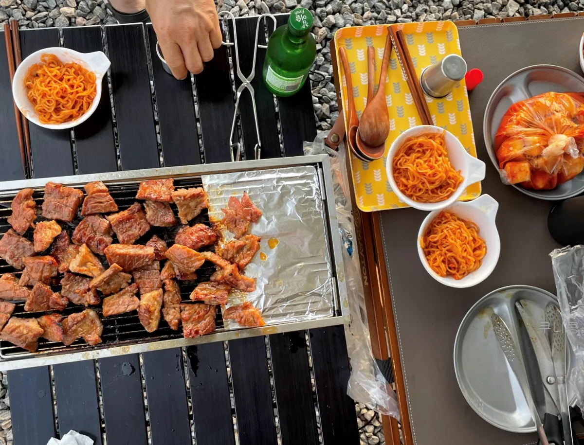 부모님과-4인-가족캠핑-자주-사용하는-캠핑용품-필수템-식기도구세트-구이바다-사용후기