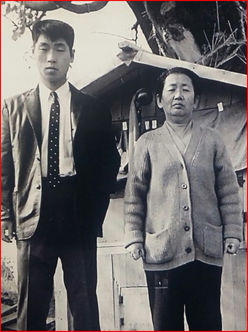 청년시절 어머니와 촬영한 김성근 감독
