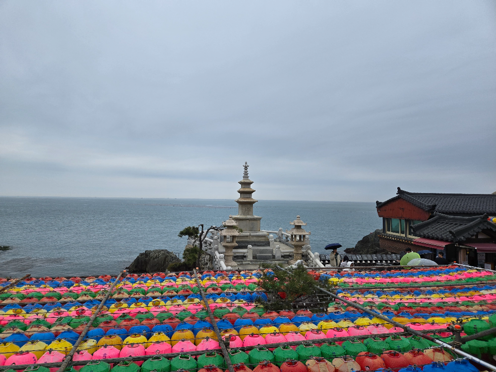 해동용궁사 탑과 바다뷰 &ndash; 절벽 위 사찰 풍경