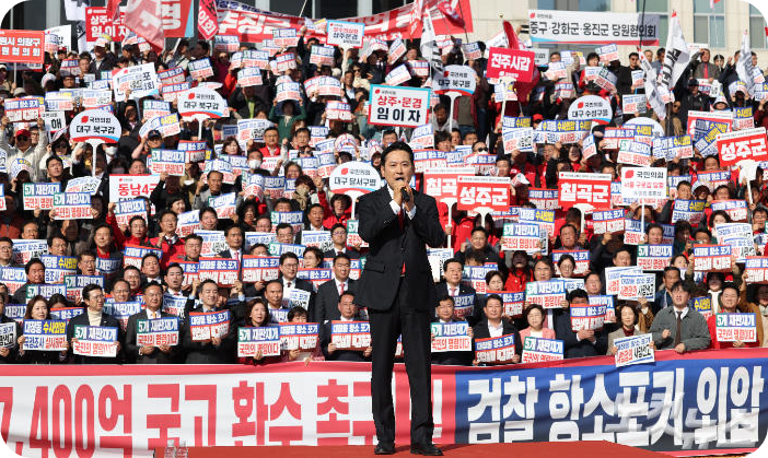 장동혁 국민의힘 대표가 12일 서울 여의도 국회 본관 계단에서 열린 대장동 일당 7400억 국고 환수 촉구 및 검찰 항소 포기 외압 규탄대회에서 규탄사를 하고 있다. [사진=노컷뉴스, 류영주 기자