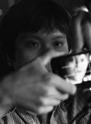 카메라를 한 손에 들고 있는 김지용 촬영감독 얼굴