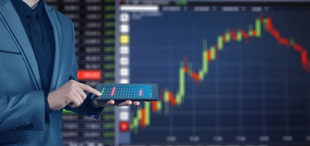 패드로 주식거래중인 정장입은 남자