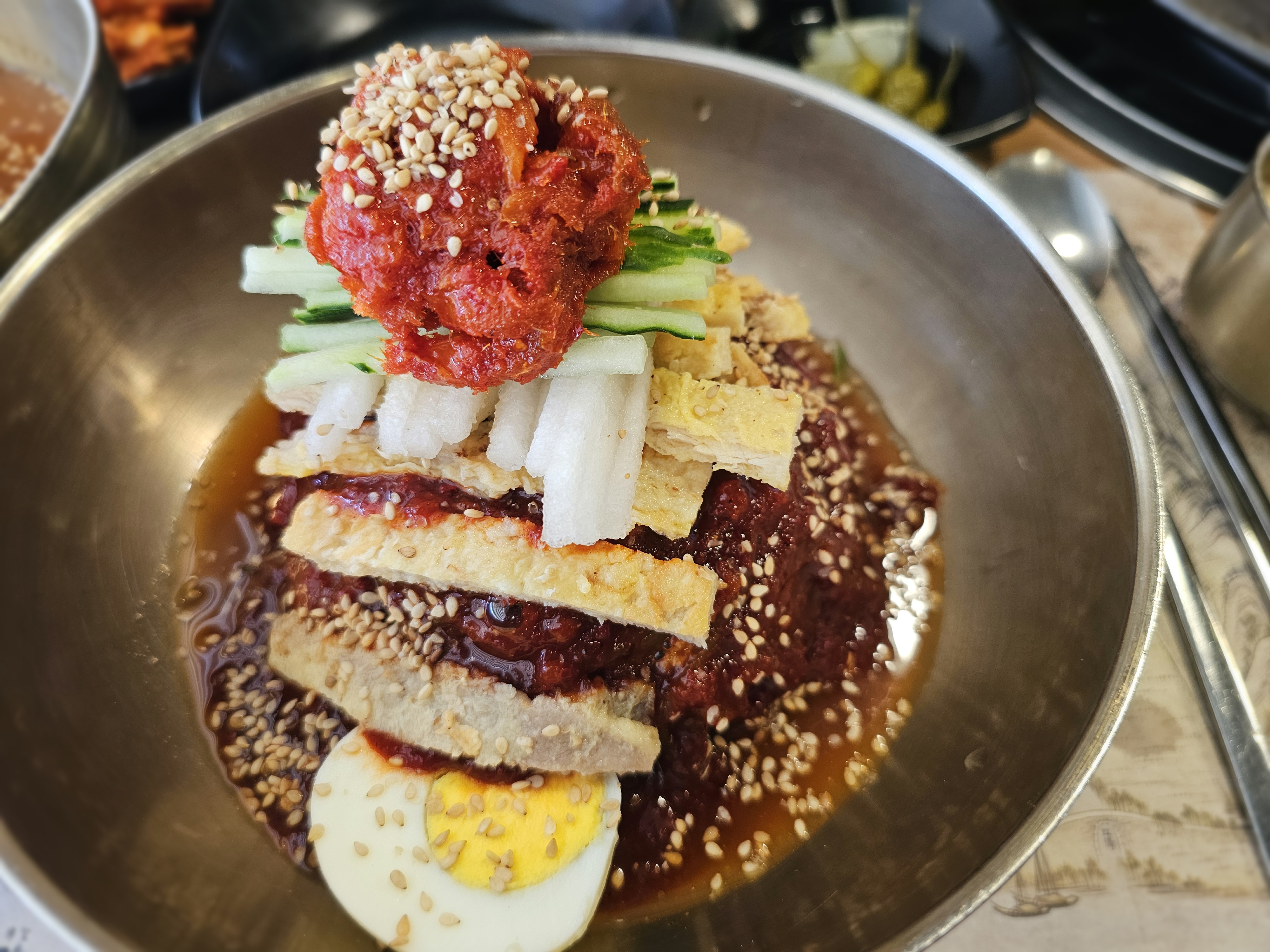 진주냉면 산홍 비빔냉면, 오이와 지단, 삶은계란 올린 비빔면