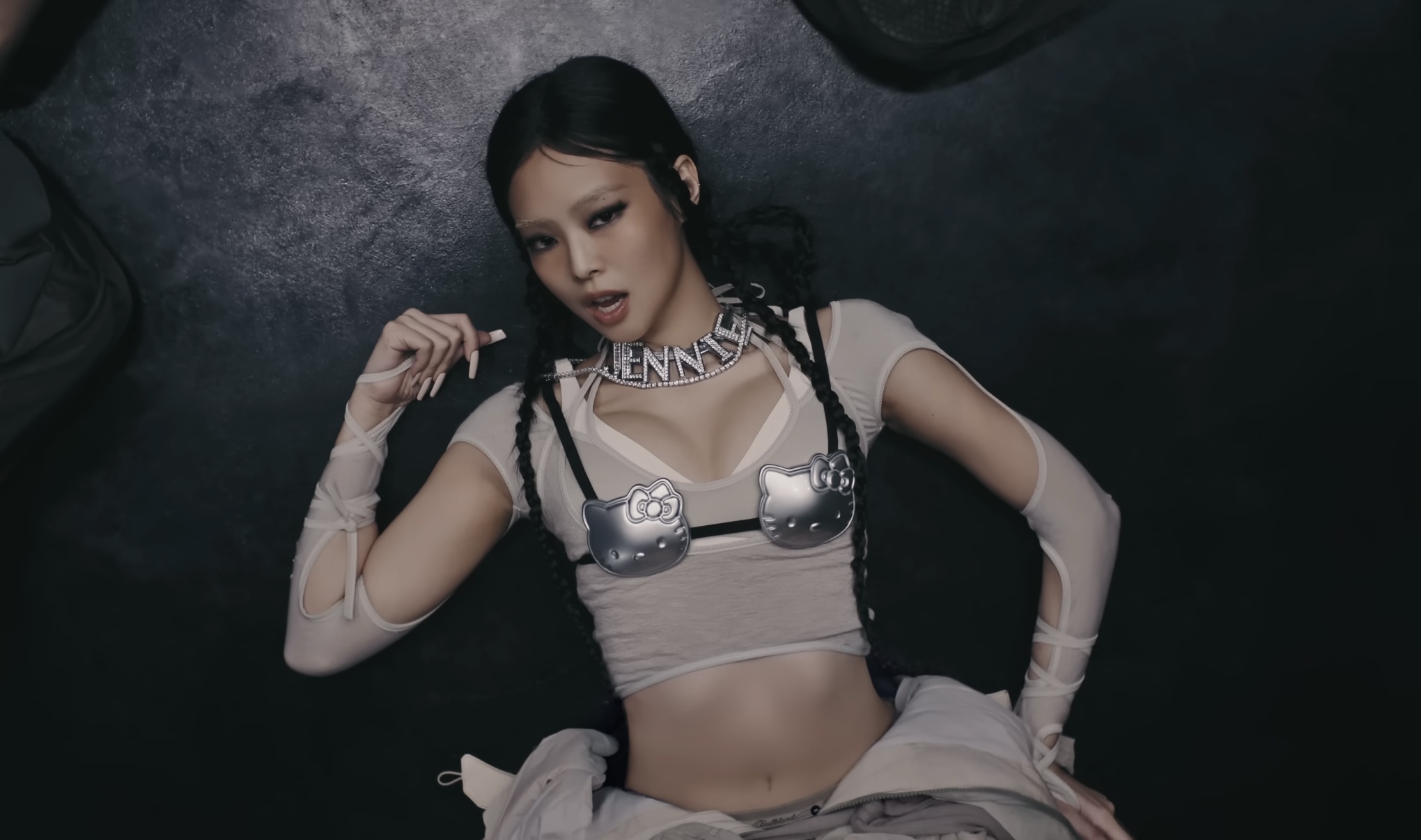 제니 "like JENNIE" 뮤직비디오 중 일부 장면