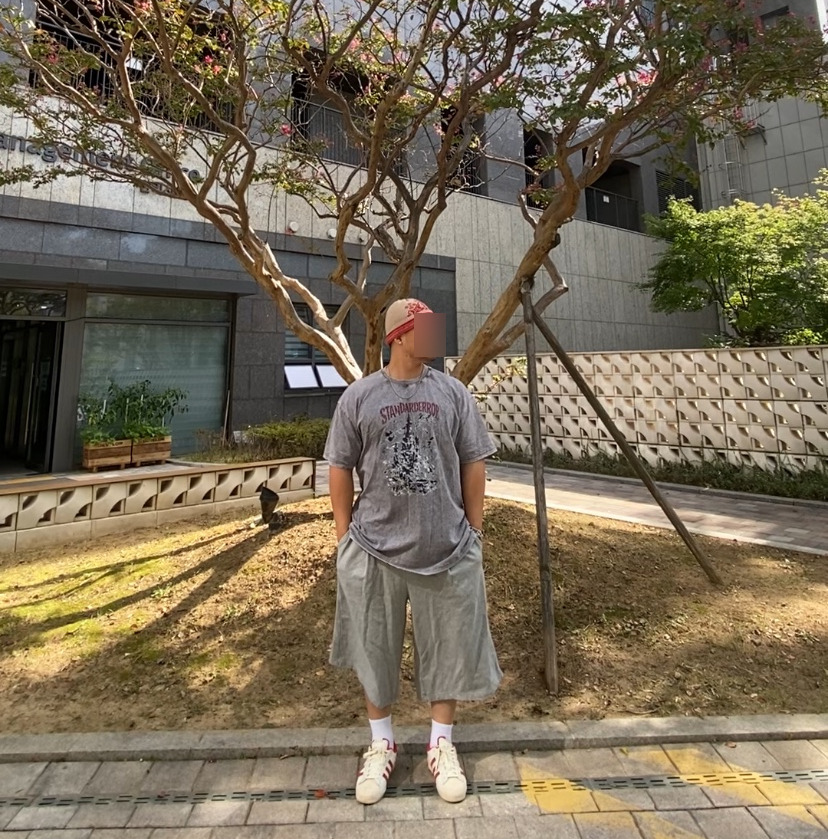 데일리룩('26. 9. 20.)오가프 노르딕패턴 자카드 울 니트 비니, 스탠다드에러 피그먼트 티셔츠, 무신사스탠다드 와이드 버뮤다 팬츠, 갓디스 삭스, 아디다스 슈퍼스타 82레드