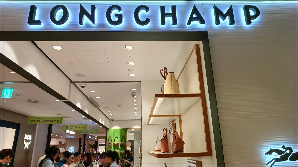 신라면세점-롱샴매장-입구-긴줄-대기인원-가득한-매장앞-풍경