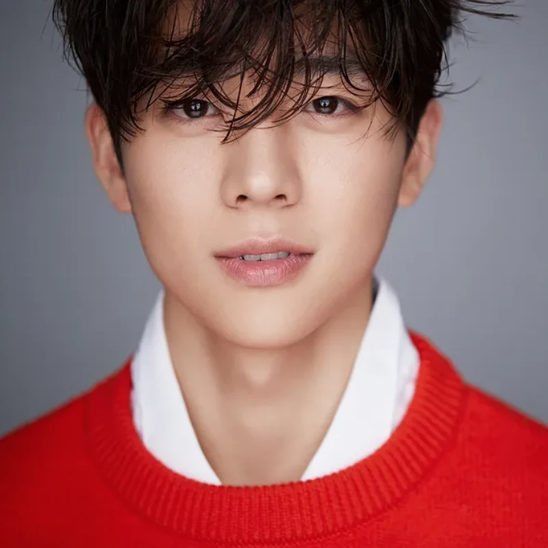 헝크러진 머리와 빨간 스웨터를 입고 있는 배우 채종협