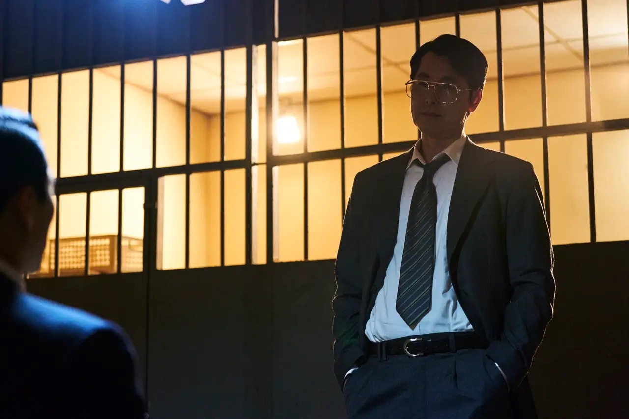 수갑채워진 백기태와 백기태를 심문하는 장건영 검사