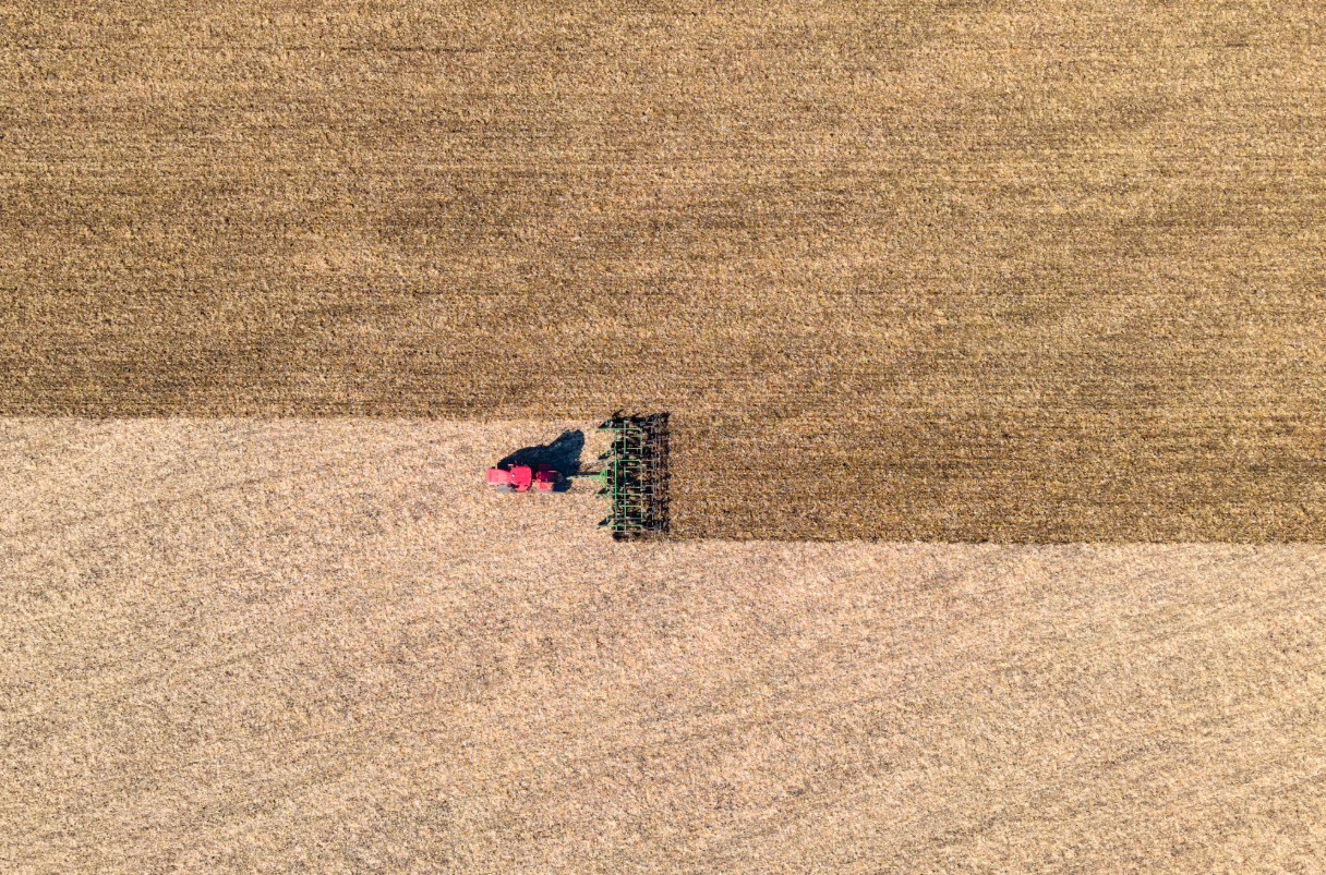 밭-갈고-있는-트랙터-사진