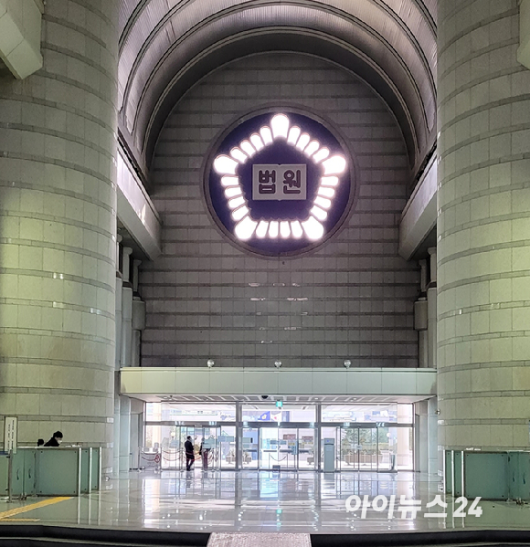 24일 법조계에 따르면 서울고법 형사13부(부장판사 백강진&middot;김선희&middot;이인수)는 국가보안법, 반공법 위반 혐의로 유죄를 받았던 고 최창일 씨의 재심에서 무죄를 선고했다. 서울고등법원 내부 모습. [사진=아이뉴스24 포토DB]