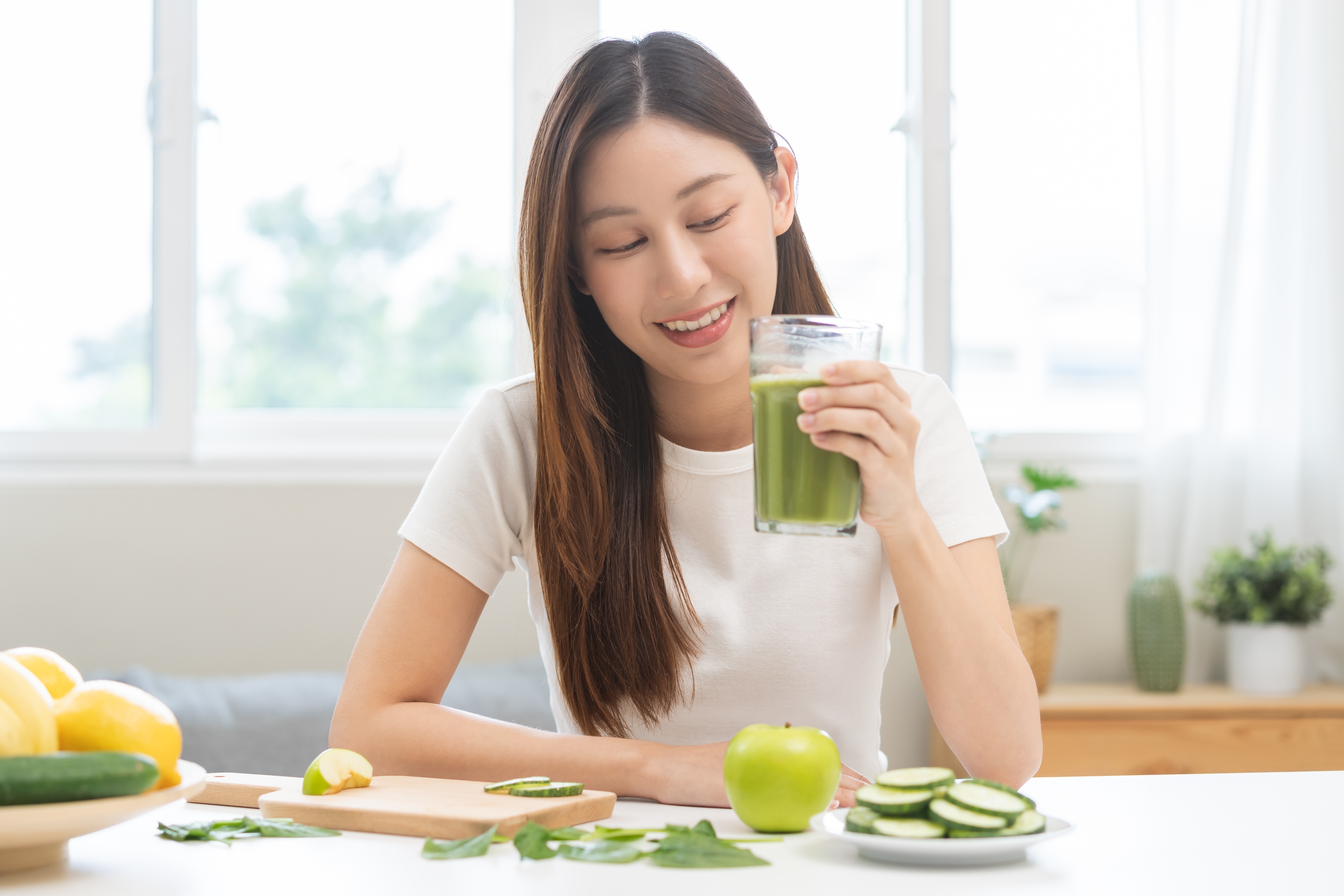 디톡스 주스를 마시는 여성 &ndash; 오이, 사과, 시금치 등으로 구성된 여름철 몸 속 정화를 위한 주스 플랜