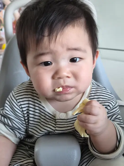 치즈의 식감이 어색해서 당황한 아이