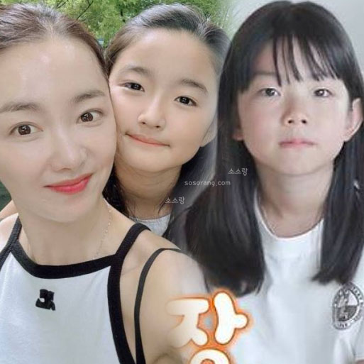 배우 소이현이 두 딸 하은&middot;소은 양과 함께 밝게 미소 짓고 있는 가족 사진