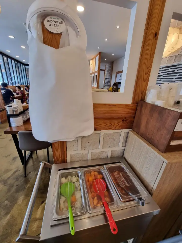 셀프코너에 반찬과 앞치마도 있어요