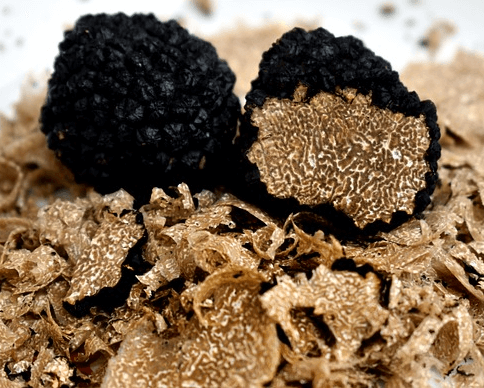 검정색 트러플이 있는데 한 개는 통으로 있고 한개는 단면이 잘려서 갈색 속살이 보인다. 바닥에는 얇게 저민 트러플 조각들이 가득하다.