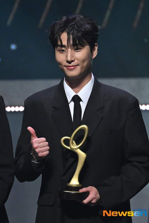 영케이 나이 프로필 학력 저작권료 최우수산 예능 육각형 아이돌 데이식스 총정리