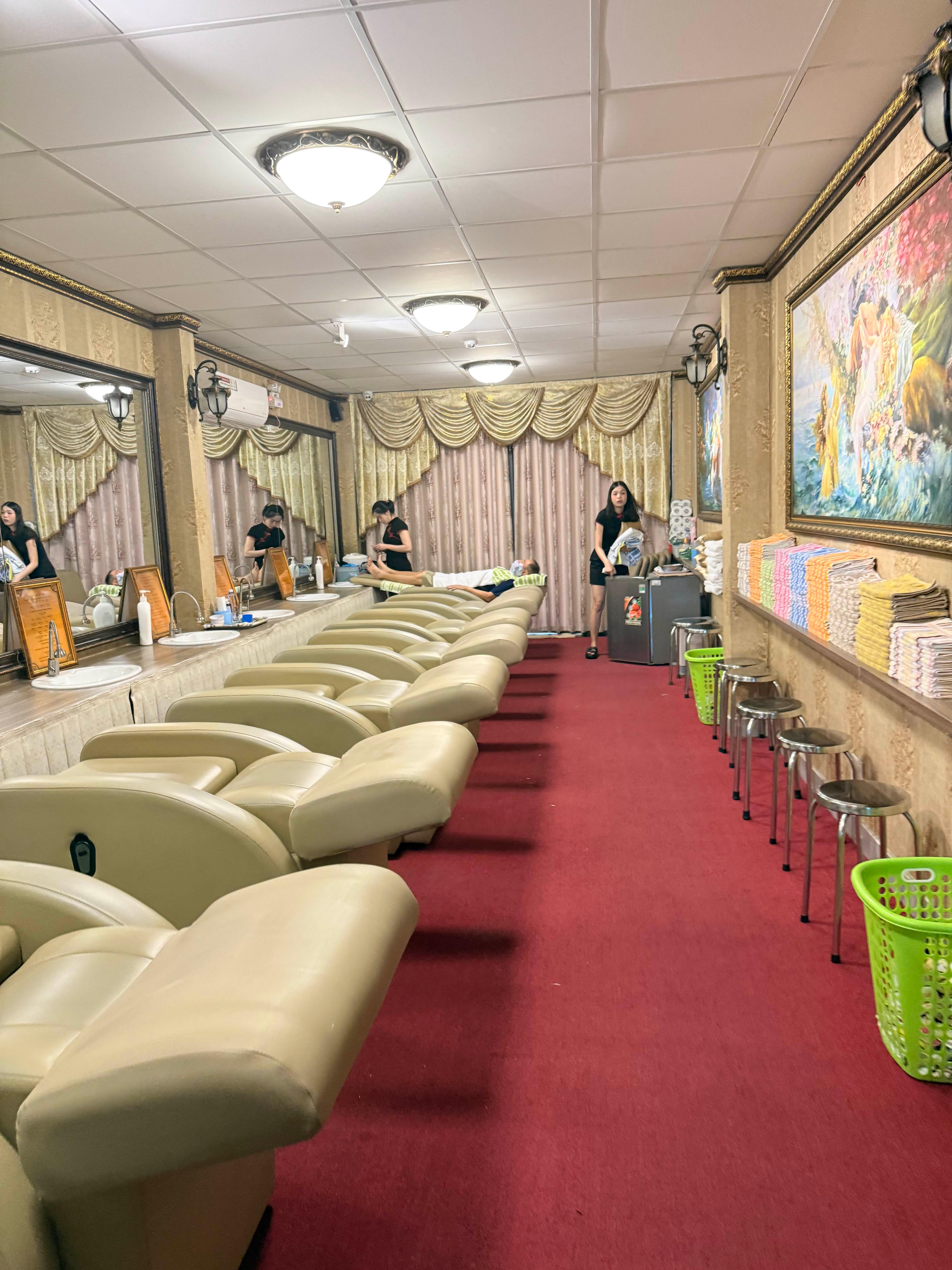 황제 이발소 면도, 손톱 &amp; 발톱손질, 귀청소, 얼굴 맛사지 등 기본 관리를 받는 공간