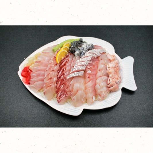 농어 회와 상추쌈 구성