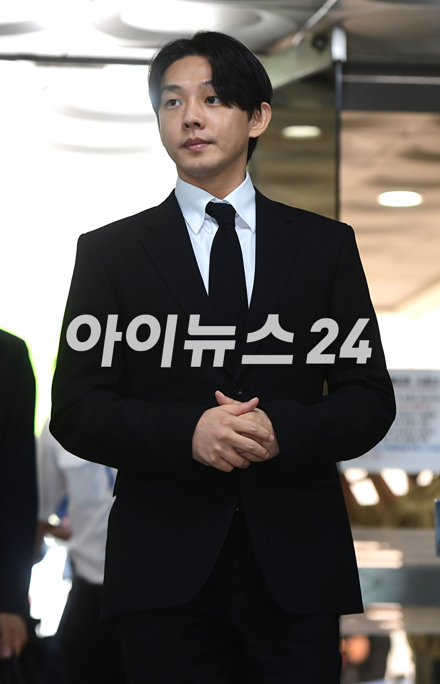 &#39;상습 마약 투약&#39; 혐의를 받는 배우 유아인(38·본명 엄홍식)이 24일 오전 서울중앙지방법원에 구속 전 피의자 심문(영장실질심사)을 받기위해 입장하고 있다. [사진=정소희 기자]