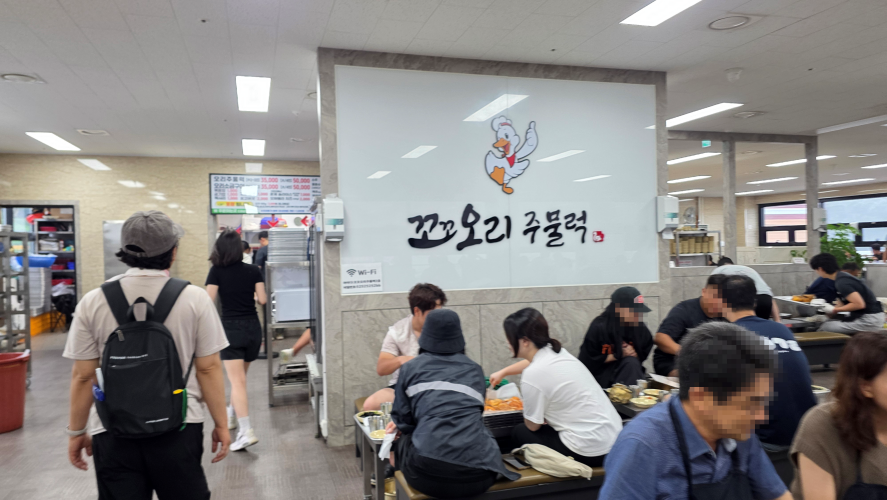 간판이-보이는-식당내부