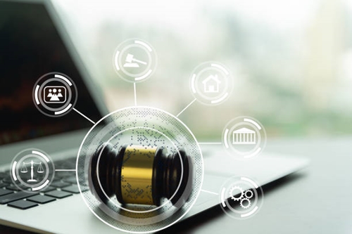 노트북과 경매봉이 놓여있는 사진