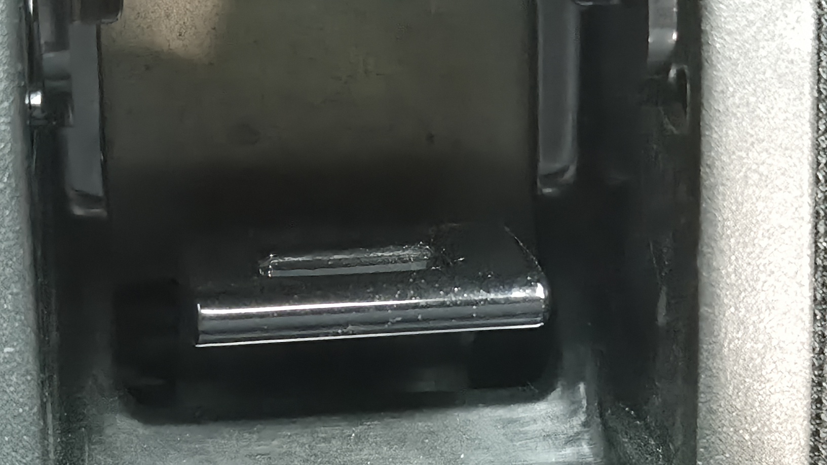 TOP TETHER 커버를 연 상태로, 내부 금속 고리(앵커)